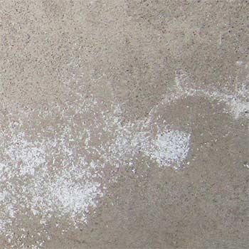 Feuchtigkeit kann Salzausblühungen an der Wand verursachen