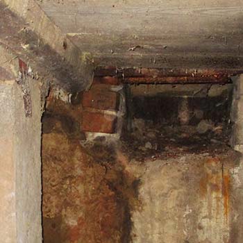 Zersetzte Bausubstanz in dauerhaft feuchtem Keller