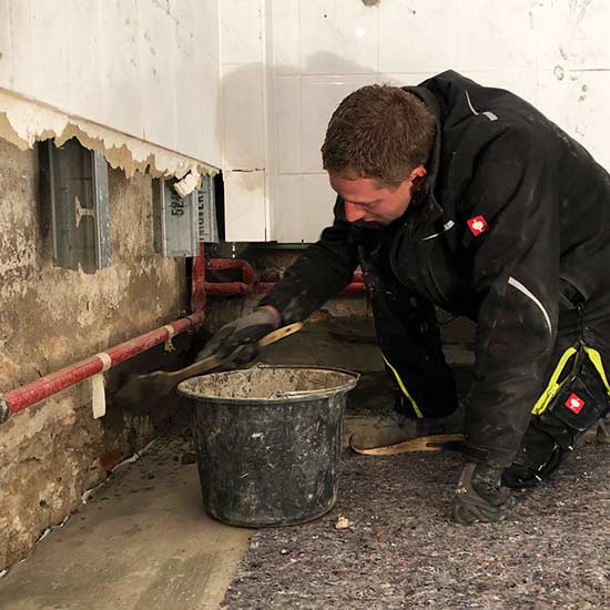 Handwerker aus dem Gewerk Bautenschutz helfen bei feuchten Wänden