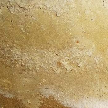 Salzausblühungen auf Kellermauern