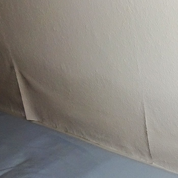 Wellige Tapete auf feuchter Wand